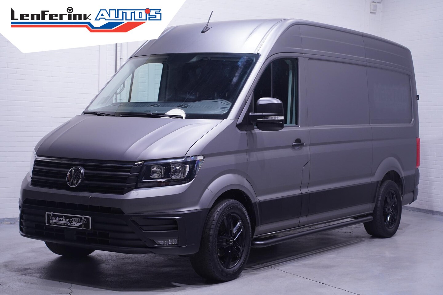 Volkswagen Crafter - 2.0 TDI 140 pk L3H3 Navi, Camera, 18" LMV Trekhaak 3.000 kg, Grijs Wrap, Sidebars, 3-Zits - AutoWereld.nl