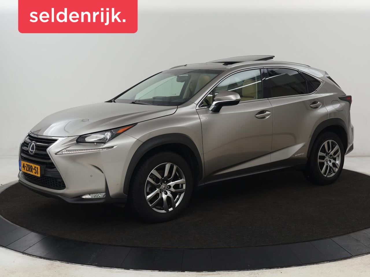 Lexus NX - 300h AWD Luxury Line | Schuifdak | Leder | Stoelverwarming | Camera | Navigatie | Full LED - AutoWereld.nl