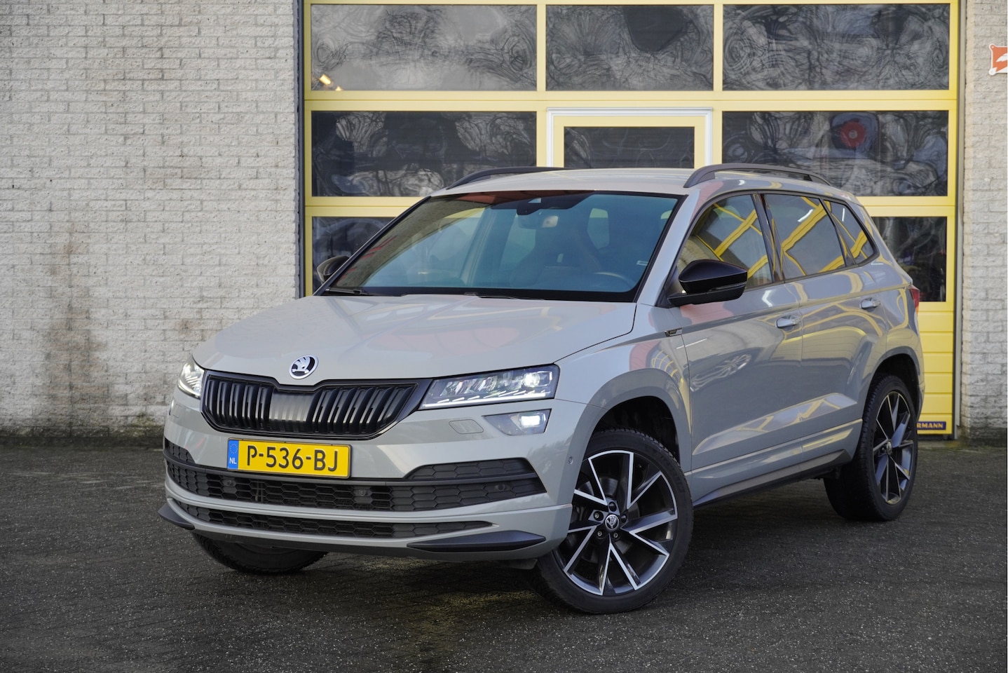 Skoda Karoq - 1.5 TSI ACT 150PK! Automaat Sportline Business BJ2022 Lmv 19" | Led V+A | Pdc | Navi | Key - AutoWereld.nl