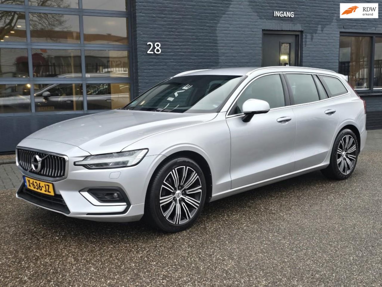 Volvo V60 - 2.0 D4 Inscription leder trekhaak dealer onderhouden - AutoWereld.nl