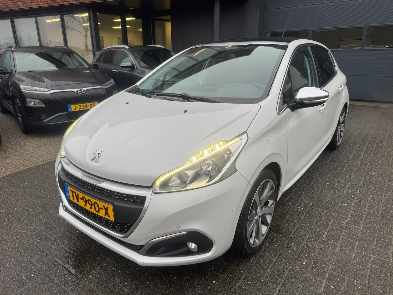 Peugeot 208 - 1.2 Première AUTOMAAT PANO CAMERA TREKHAAK - AutoWereld.nl