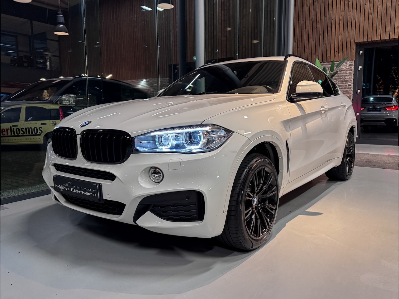 BMW X6 - xDrive35i High Executive M-Sport B&W stoelvent. 20" - AutoWereld.nl