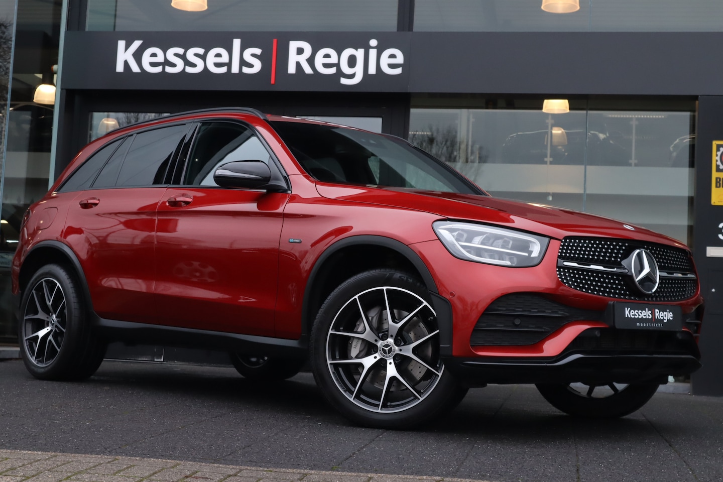 Mercedes-Benz GLC-klasse - 300e 4MATIC AMG Night Ambient El.Haak 20” Camera CarPlay Stoelverwarming - AutoWereld.nl