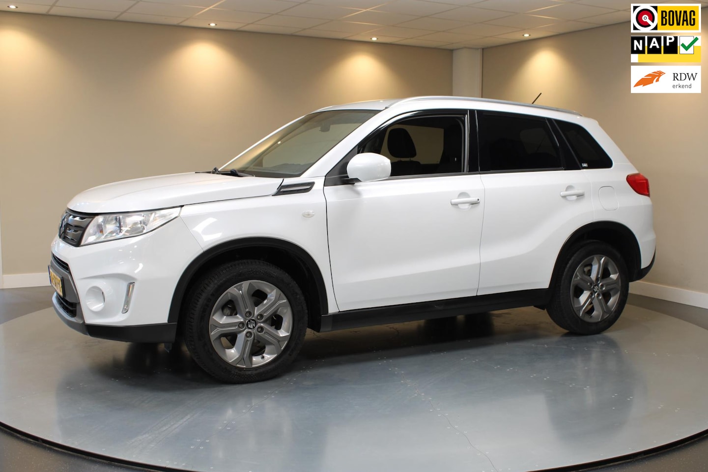Suzuki Vitara - 1.6 Exclusive *Carplay* 2de Eigenaar|Camera|Navi|Cruise|Trekhaak|NAP - AutoWereld.nl