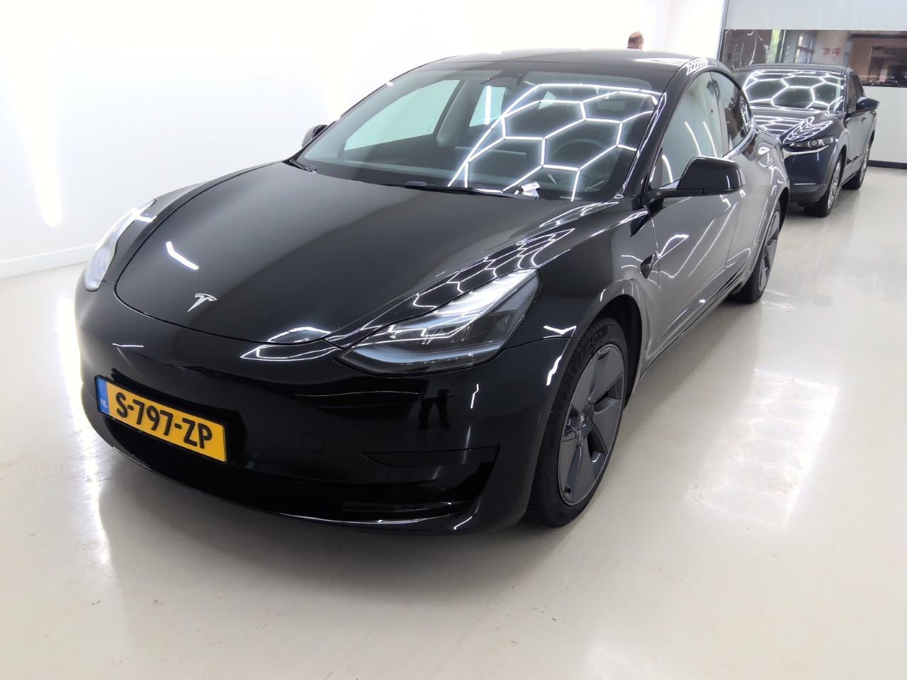 Tesla Model 3 - Standard RWD Plus UPGRADE 95% SoH [ TREKHAAK+RYZEN+WARMTEPOMP+LFP+AUTOPILOT+PREMIUM AUDIO - AutoWereld.nl