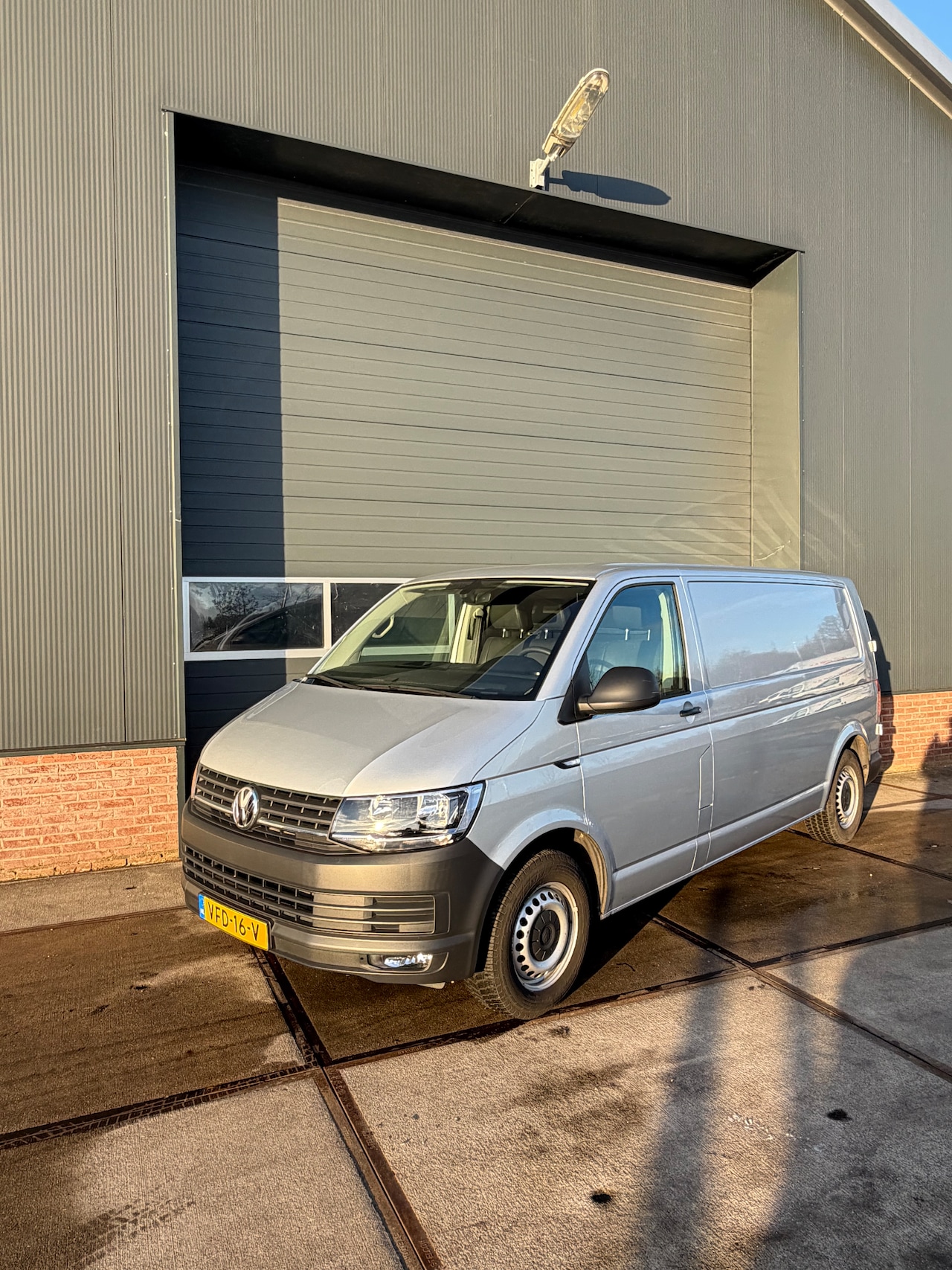 Volkswagen Transporter - 2.0 TDI L2H1 Trendline - AutoWereld.nl
