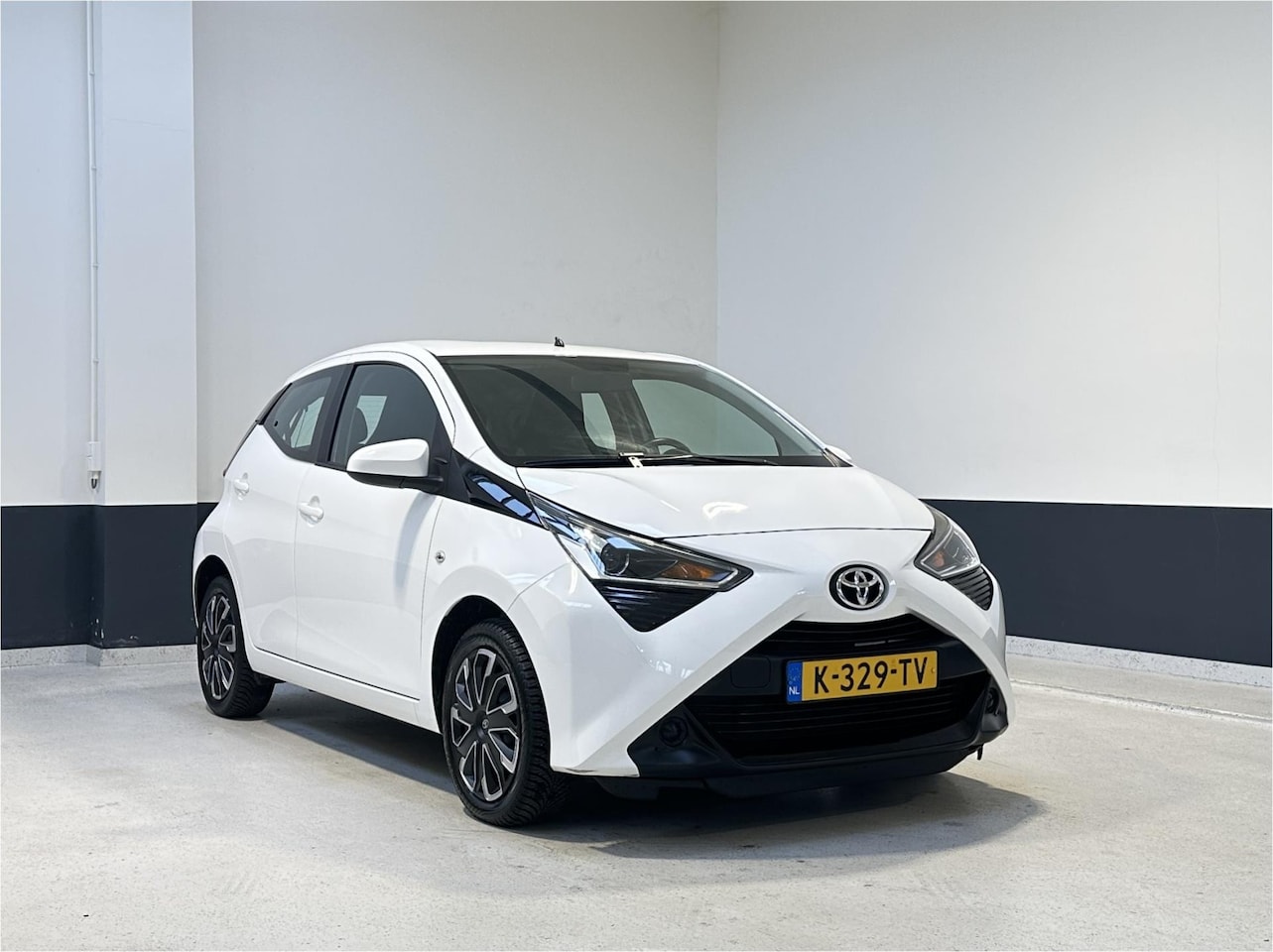 Toyota Aygo - 1.0 VVT-i x-play | NL | 1 Eig | Apple Carplay/ Android auto| Navigatie | Camera| - AutoWereld.nl
