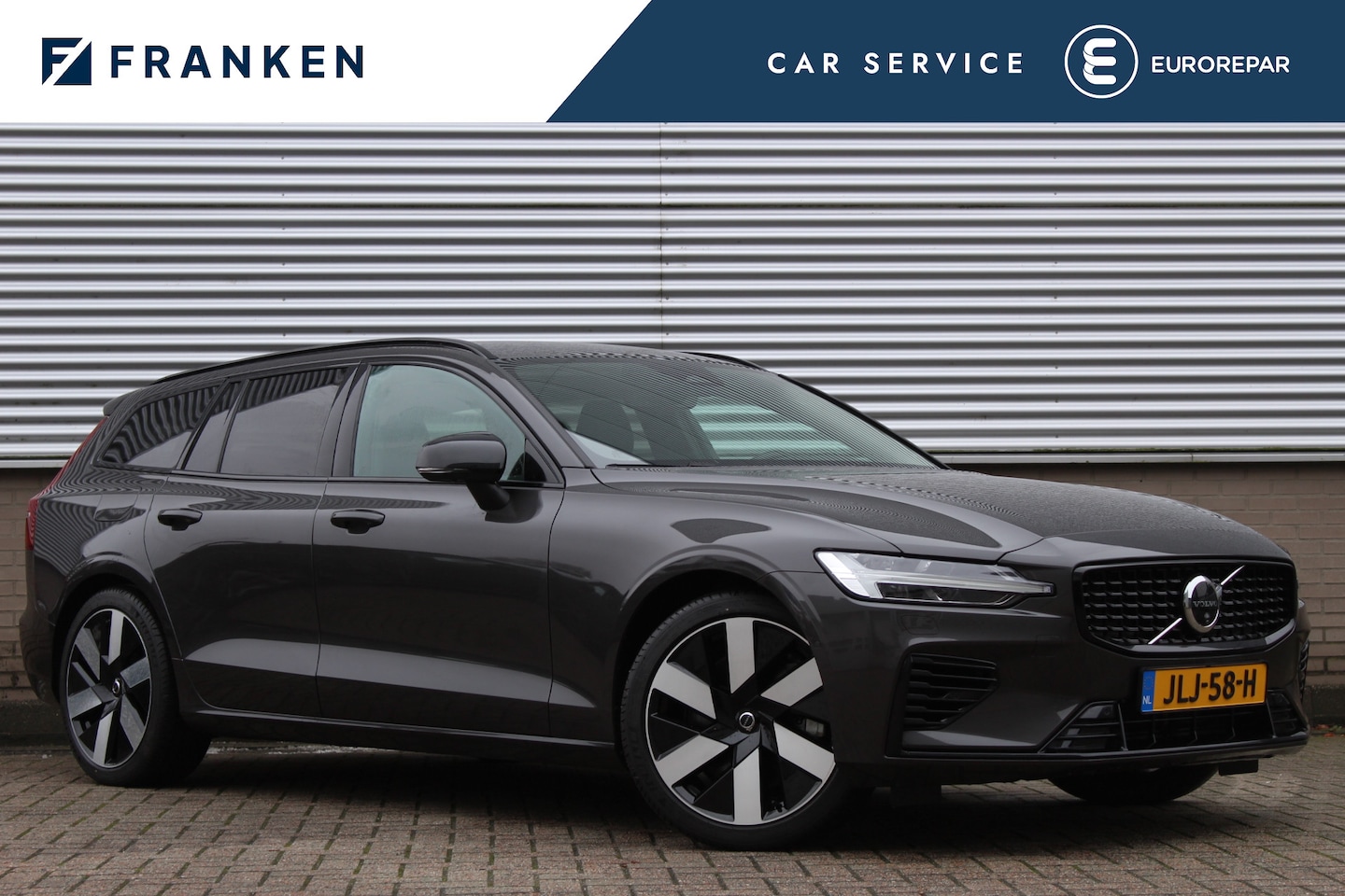 Volvo V60 - 2.0 T6 Plug-in hybrid AWD Plus Dark | Pilot Assist | Leder | Trekhaak | 360 Camera | H&K - AutoWereld.nl
