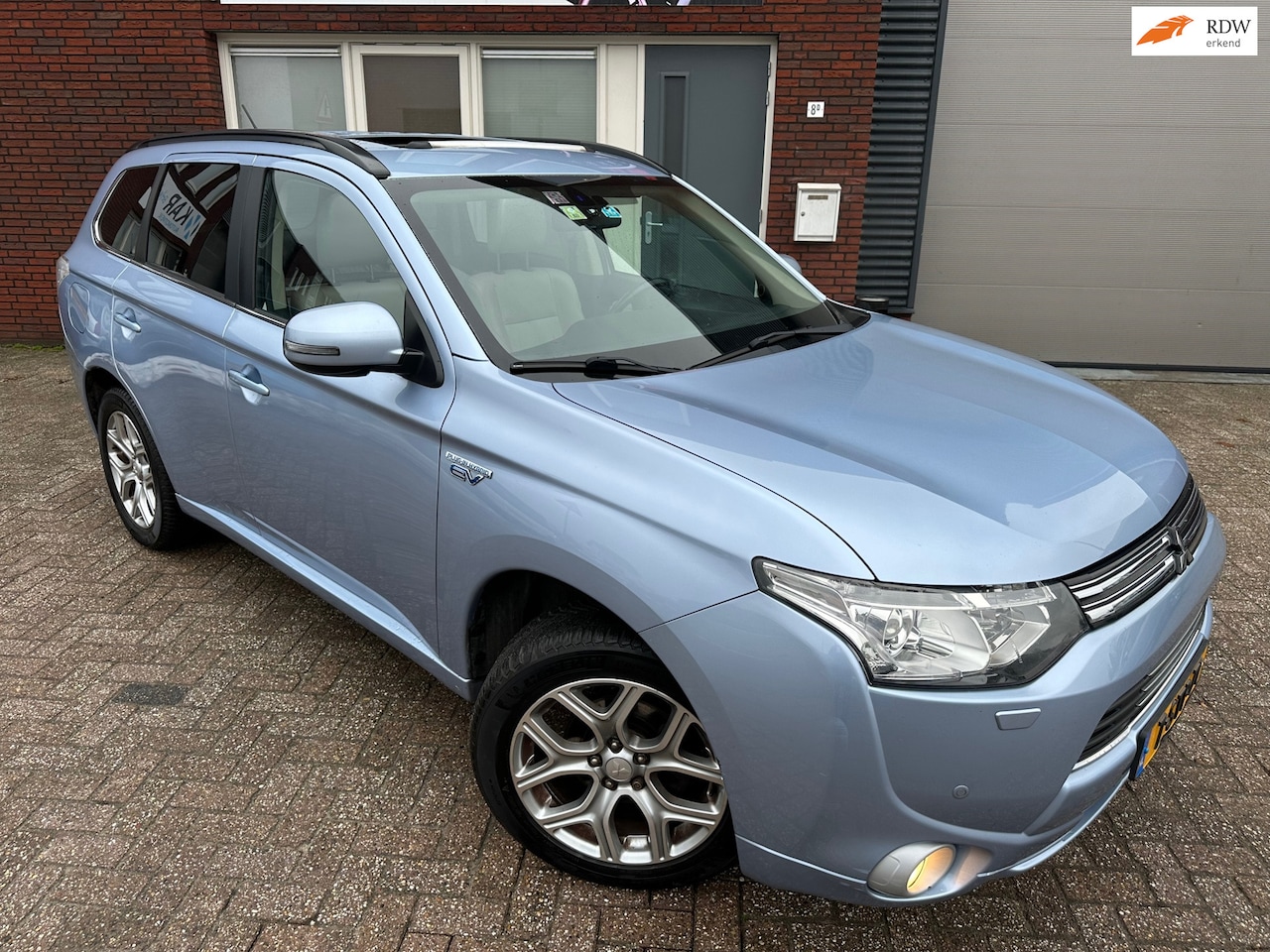 Mitsubishi Outlander - 2.0 PHEV Instyle / Pano / Leder / Navi / PDC - AutoWereld.nl