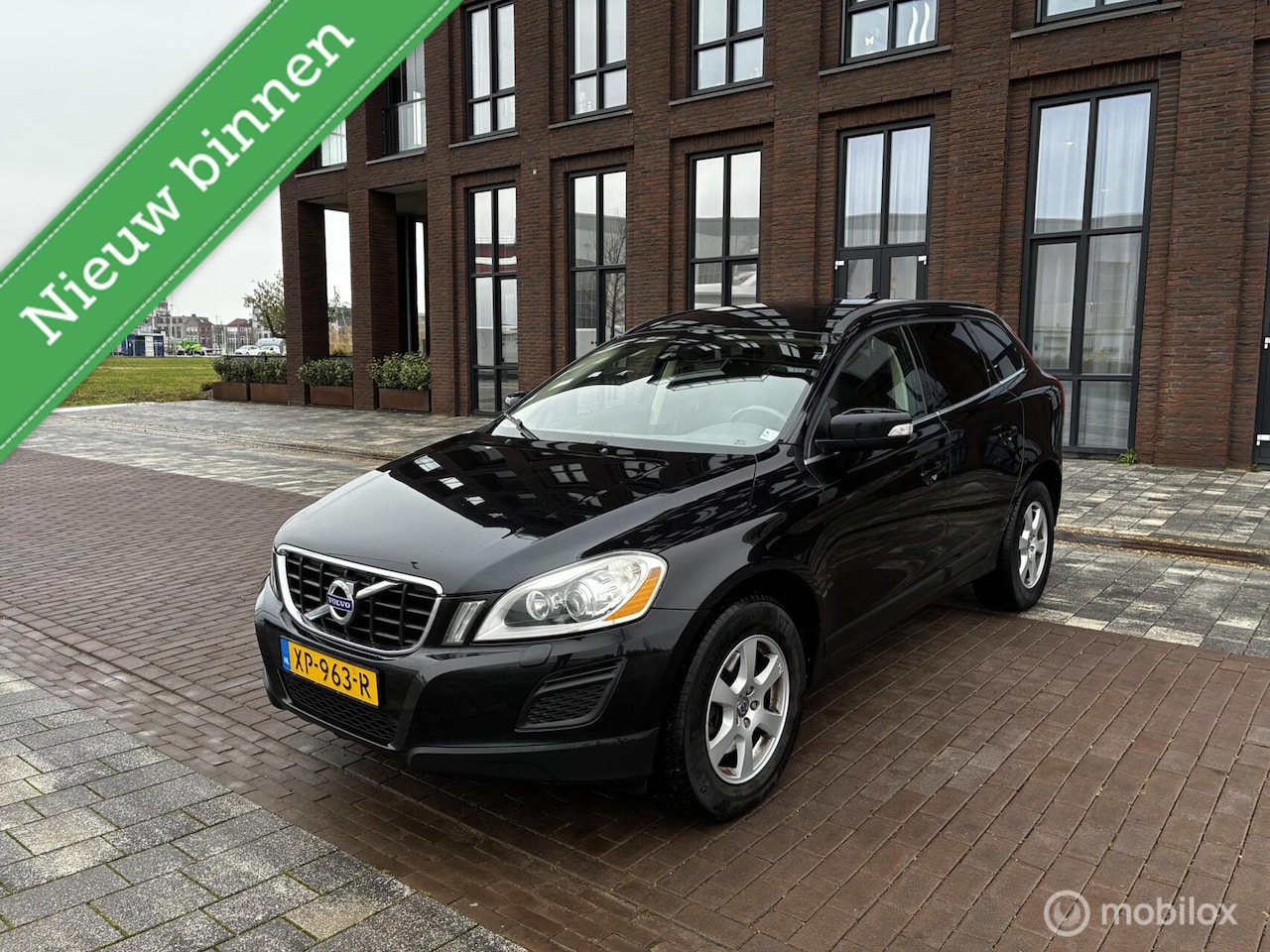 Volvo XC60 - 2.0 D3 R-Design Clima Cruise Navi Automaat! - AutoWereld.nl