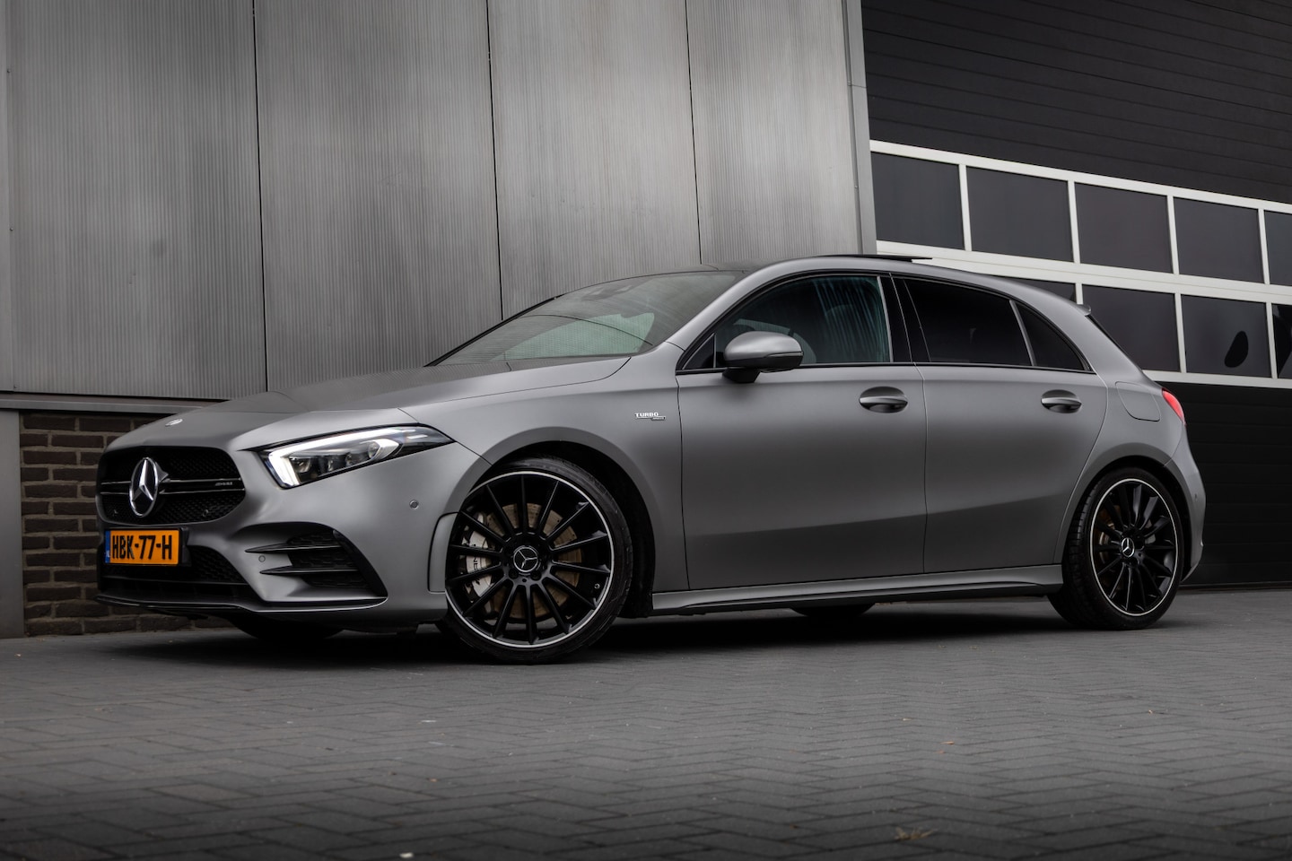 Mercedes-Benz A-klasse - AMG 35 4MATIC 306 pk Premium Plus AMG-Pakket / Mat-Grijs/ Pano-Dak/ Camera/ Keyless/ Wide- - AutoWereld.nl