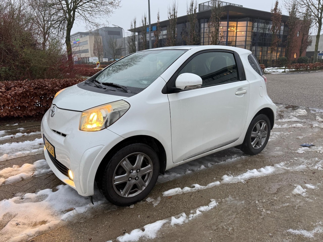 Toyota iQ - 1.0 VVTi Aspiration Airco Snow White Metallic - AutoWereld.nl
