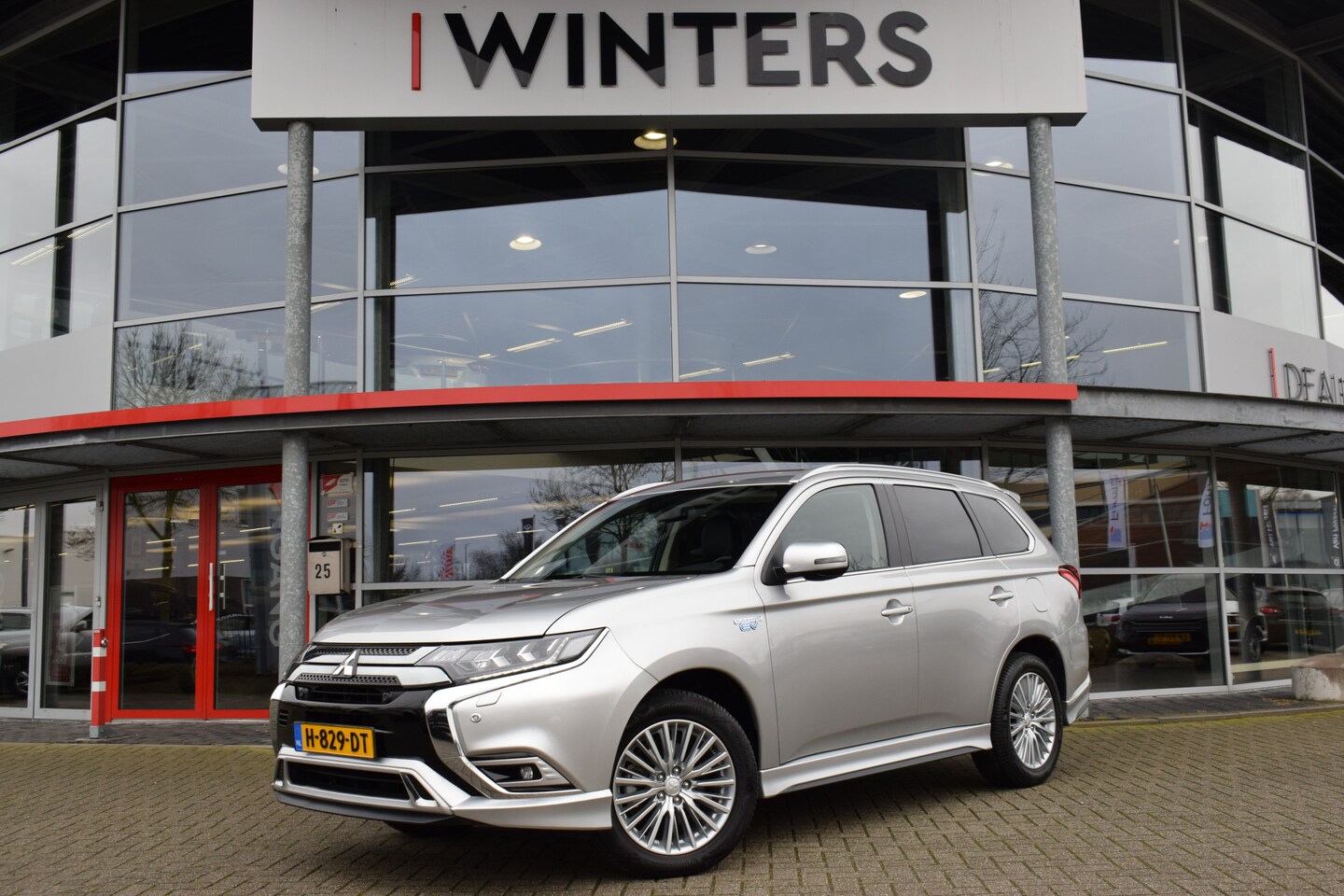 Mitsubishi Outlander - 2.4 PHEV Intense S | Trekhaak | AWD | Stoelverwarming | Climate Control - AutoWereld.nl