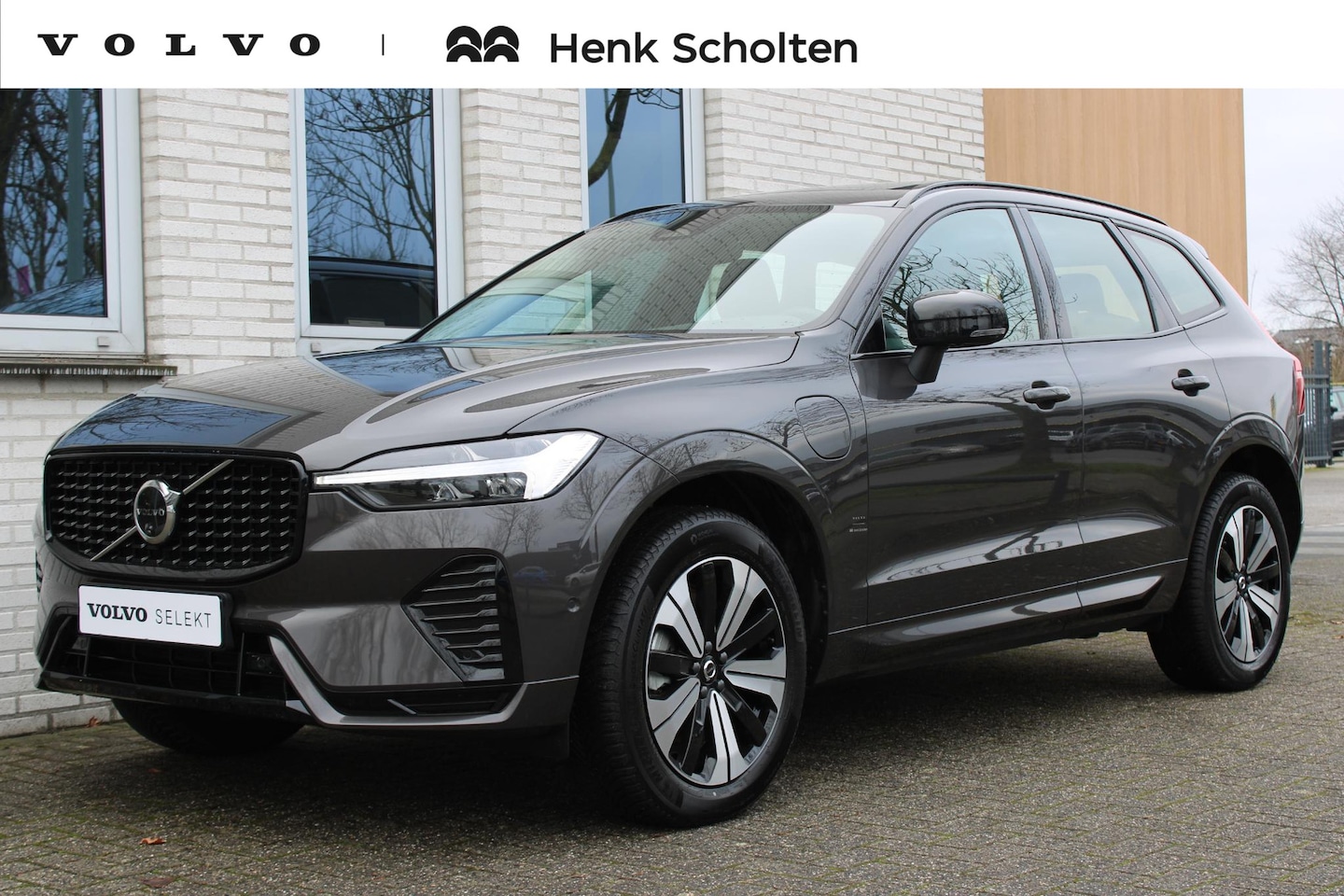 Volvo XC60 - 2.0 T6 Plug-in hybrid AWD Plus Dark Verwarmbare Voor- En Achterstoelen | 360 Graden Camera - AutoWereld.nl
