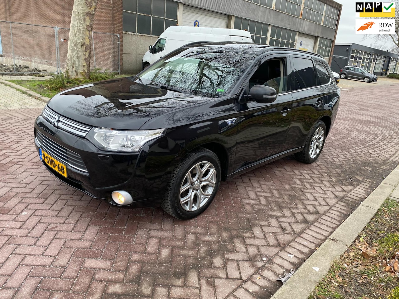 Mitsubishi Outlander - 2.0 PHEV instyle * 2013 * AC/Clima *Camera *Navigatie * Automaat * PDC * Leder * Schuifdak - AutoWereld.nl