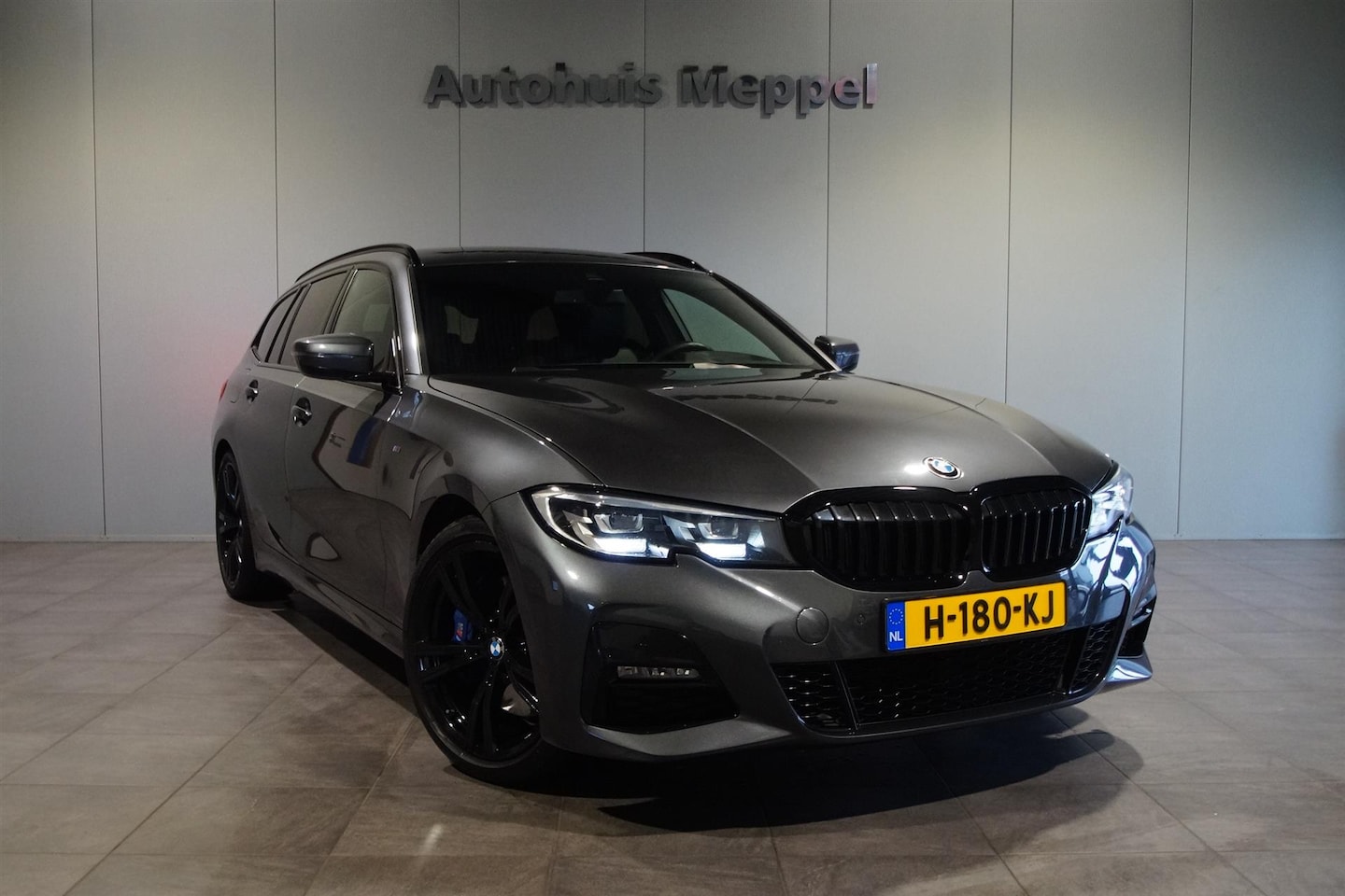 BMW 3-serie - 320i M-Sport/// | LED | Trekhaak | Head-up Display | M-Sportremmen | PDC | - AutoWereld.nl
