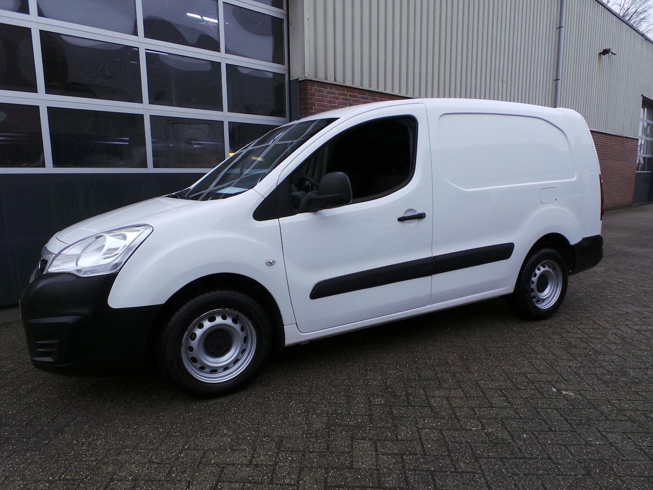 Peugeot Partner - 122 1.6 BlueHDi 100 L2 XL Airco,Cruise,Schuifdeur,Trekhaak d-riem vv - AutoWereld.nl