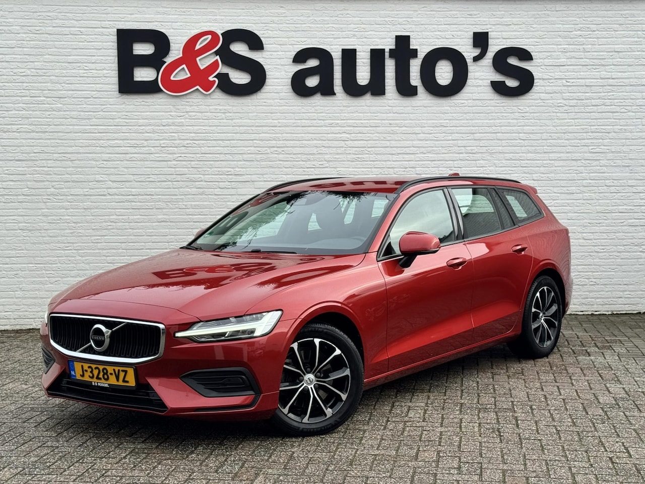Volvo V60 - 2.0 B3 Momentum Advantage Automaat Comfortpack Adaptive cruise Climate control Leer Full L - AutoWereld.nl