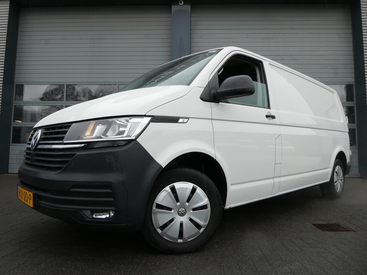 Volkswagen Transporter - 2.0 TDI L2H1 airco navigatie pdc 3 zits trekhaak - AutoWereld.nl