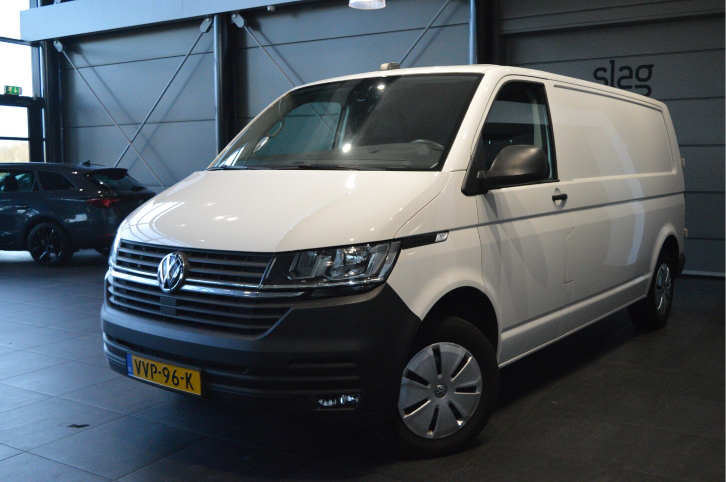 Volkswagen Transporter - 2.0 TDI L2H1 navi airco cruise pdc trekhaak 110 pk !! - AutoWereld.nl