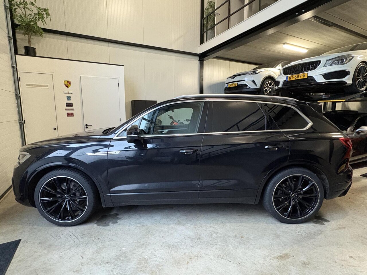 Volkswagen Touareg - 3.0 TDI 286PK R-Line Grijs Kenteken Pano 22'' ABT ACC Matrix Virtual Dynaudio CarPlay Stan - AutoWereld.nl