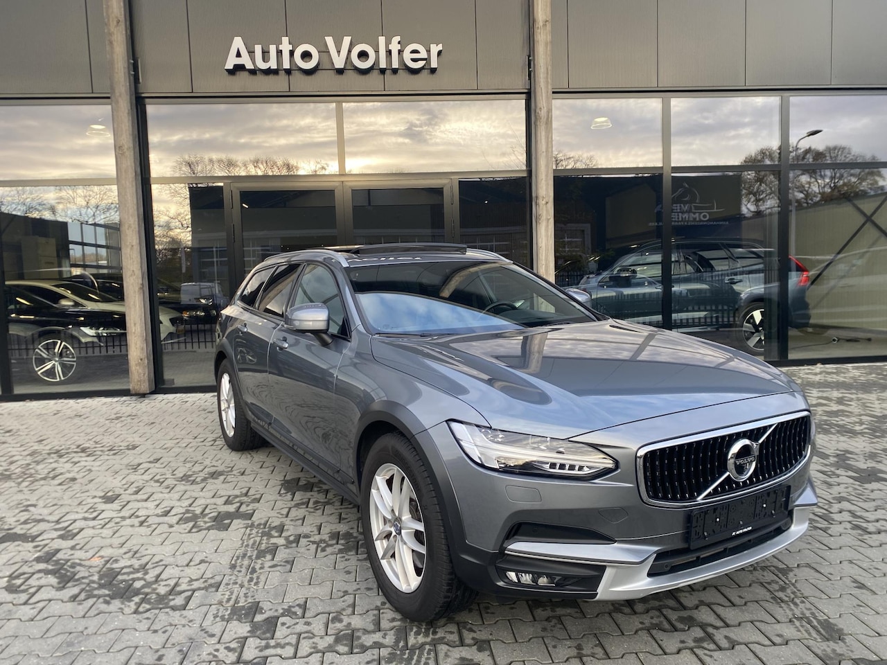 Volvo V90 Cross Country - 2.0 T5 AWD Pano/acc/cam/thk/leder - AutoWereld.nl