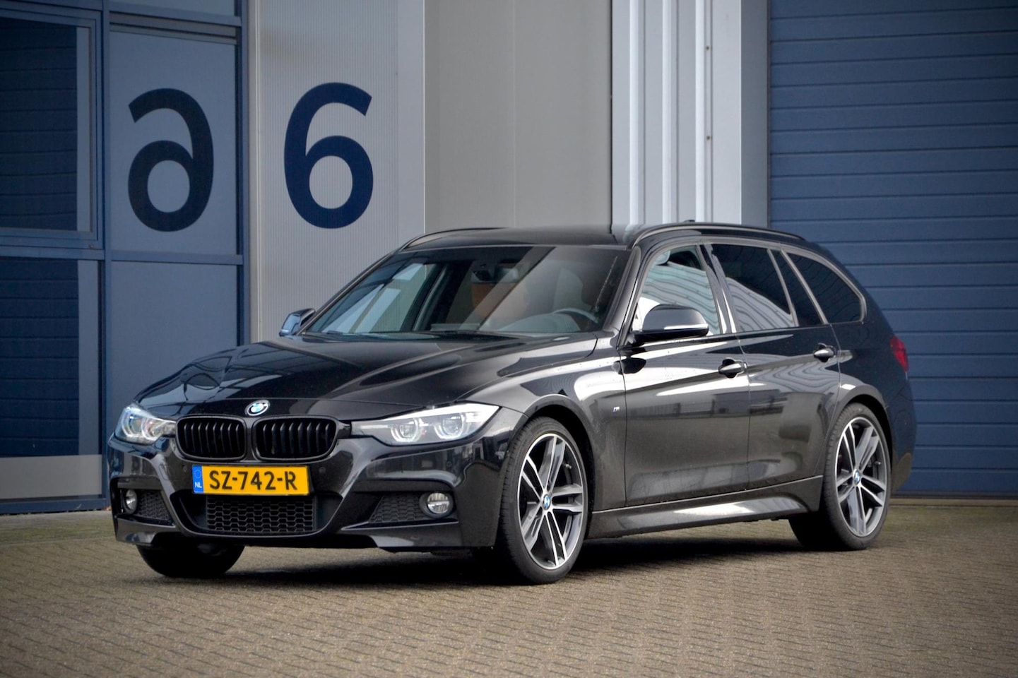 BMW 3-serie Touring - 320i M Sport / Panoarama / Leder / NL Auto / 19 Inch / Shadowline - AutoWereld.nl