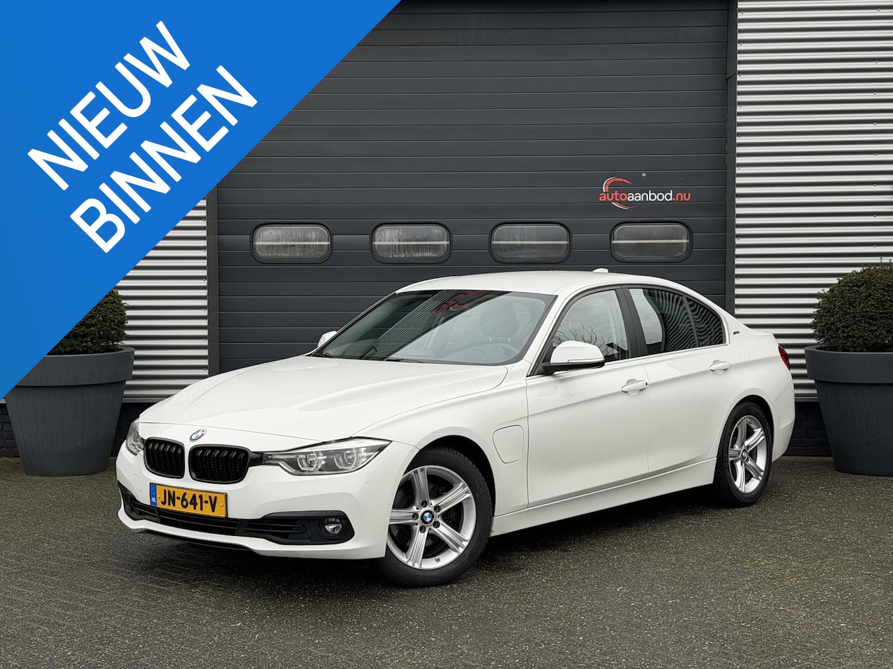 BMW 3-serie - 330e Centennial Executive | Navigatie | Camera | Lederen Bekleding | Cruise Control | - AutoWereld.nl