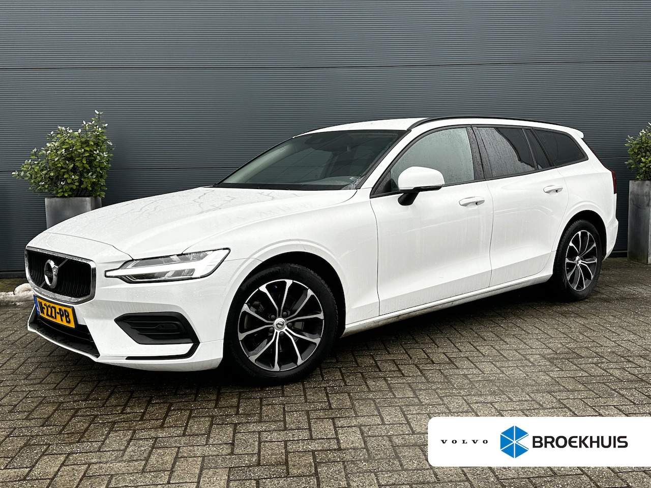 Volvo V60 - 2.0 B3 Momentum Advantage | Pilot Assist | Leder | Camera | Apple Carplay | - AutoWereld.nl