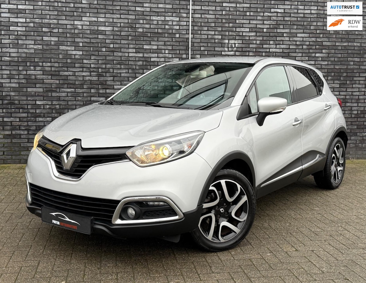 Renault Captur - 1.2 TCe Helly Hansen Navigatie|Cruise Control|PDC|Keyless|Climate Control - AutoWereld.nl