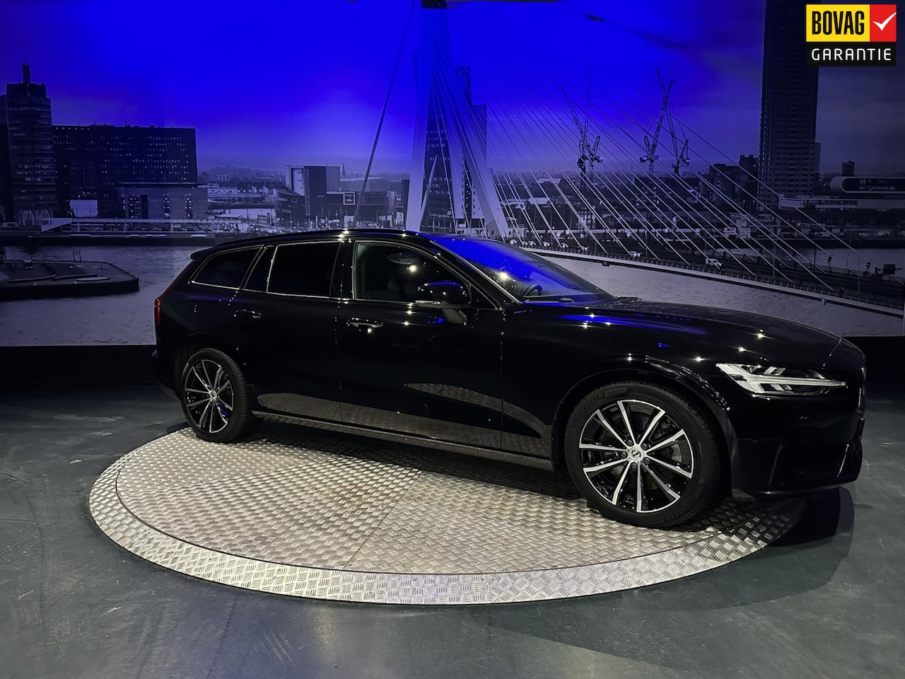 Volvo V60 - 2.0 T6 Plug-in hybrid AWD Plus Dark Long Range MY2023 *1e eigenaar*NL Auto* - AutoWereld.nl