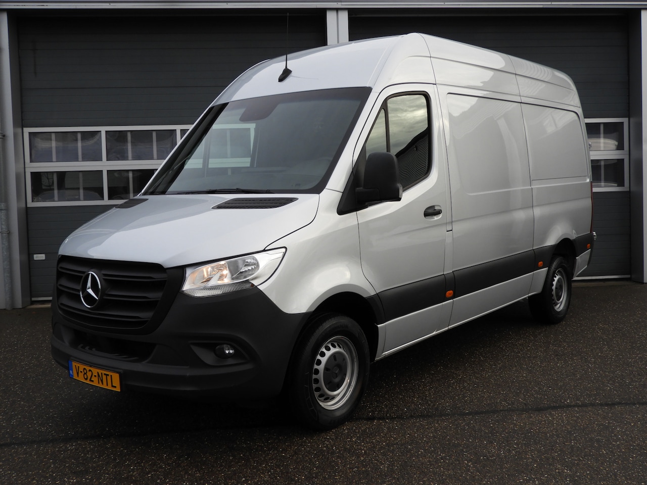 Mercedes-Benz Sprinter - 317 1.9 CDI L2H2 RWD AUT | LEDER | MBUX GROOT | CAMERA | TREKHAAK - AutoWereld.nl