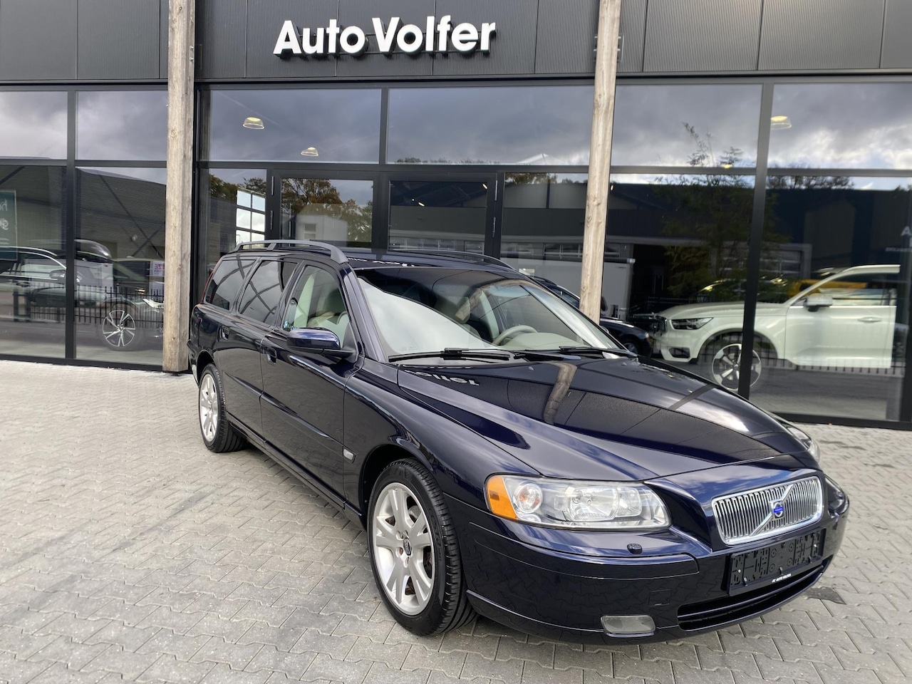 Volvo V70 - 2.4 Momentum Magic Blue 170pk Youngtimer - AutoWereld.nl