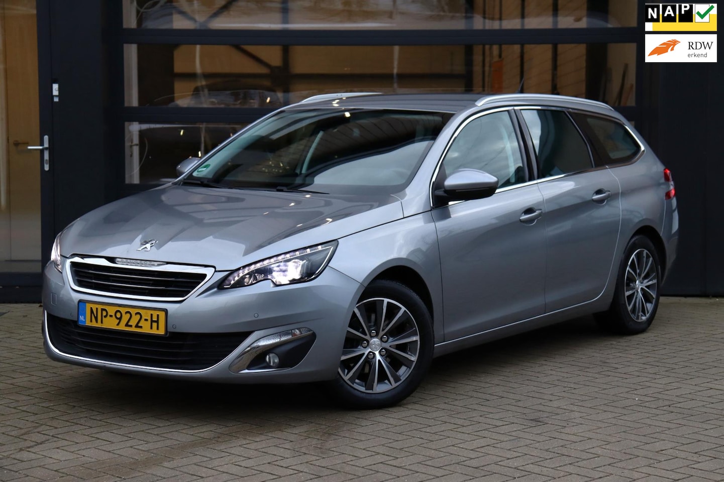 Peugeot 308 SW - 1.2 PureTech Allure | NAP | Cruise | Navi | Climate | Sensoren | Led | - AutoWereld.nl