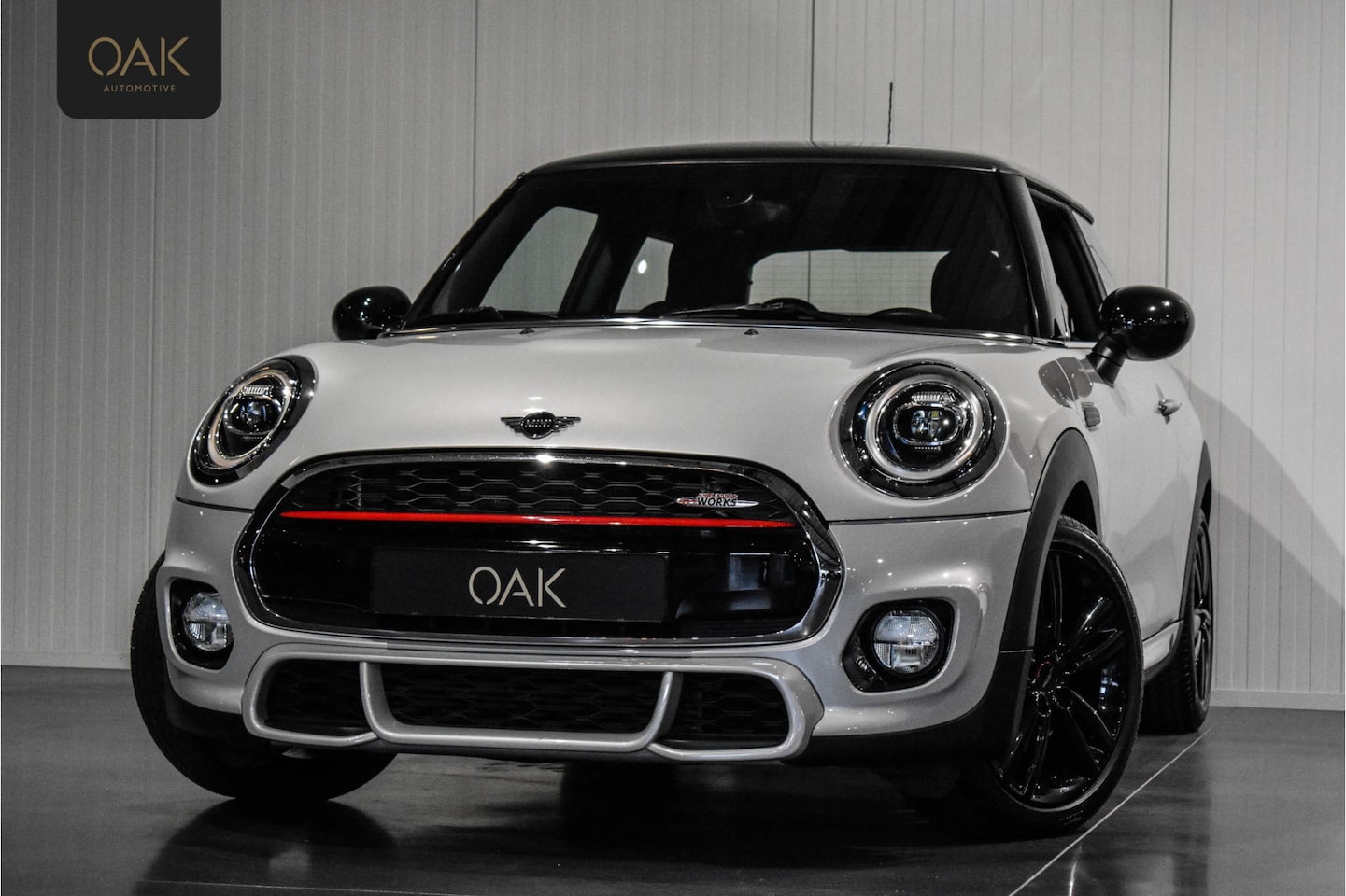 MINI John Cooper Works - Mini 1.5 | JCW-Trim | Navigatie | Half Leder | LED | PDC | 17"LM | NL Auto | White Silver - AutoWereld.nl