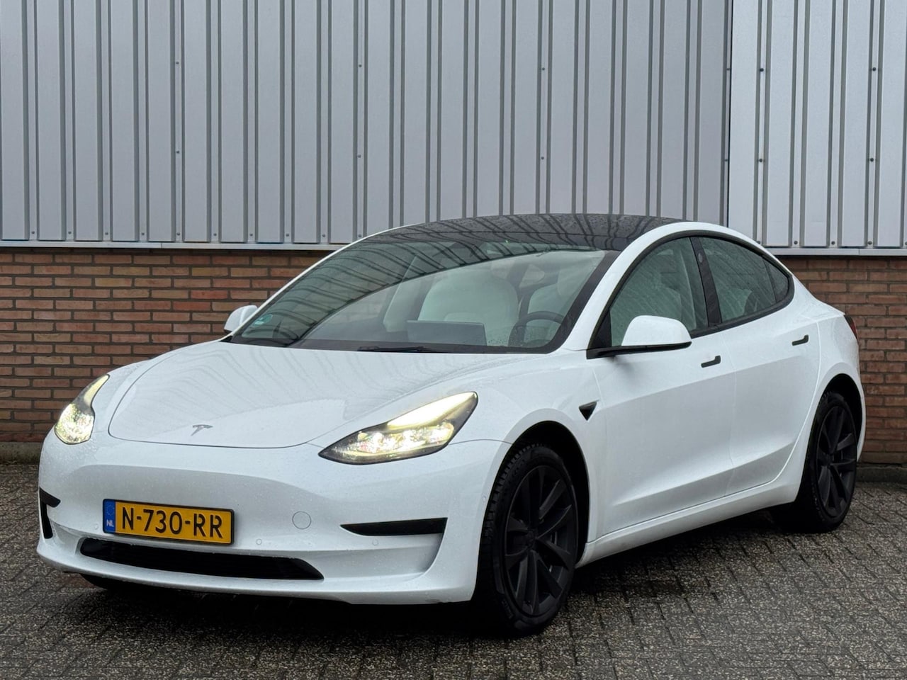 Tesla Model 3 - Standard RWD Plus 60 kWh LFP/ 93% SoH/ Warmtepomp/ Wit leer - AutoWereld.nl