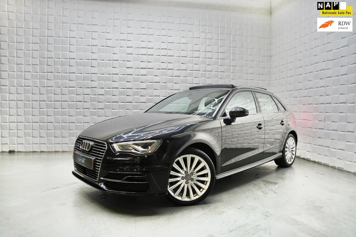 Audi A3 Sportback - 1.4 e-tron PHEV S LINE PANO LEER PDC LED - AutoWereld.nl