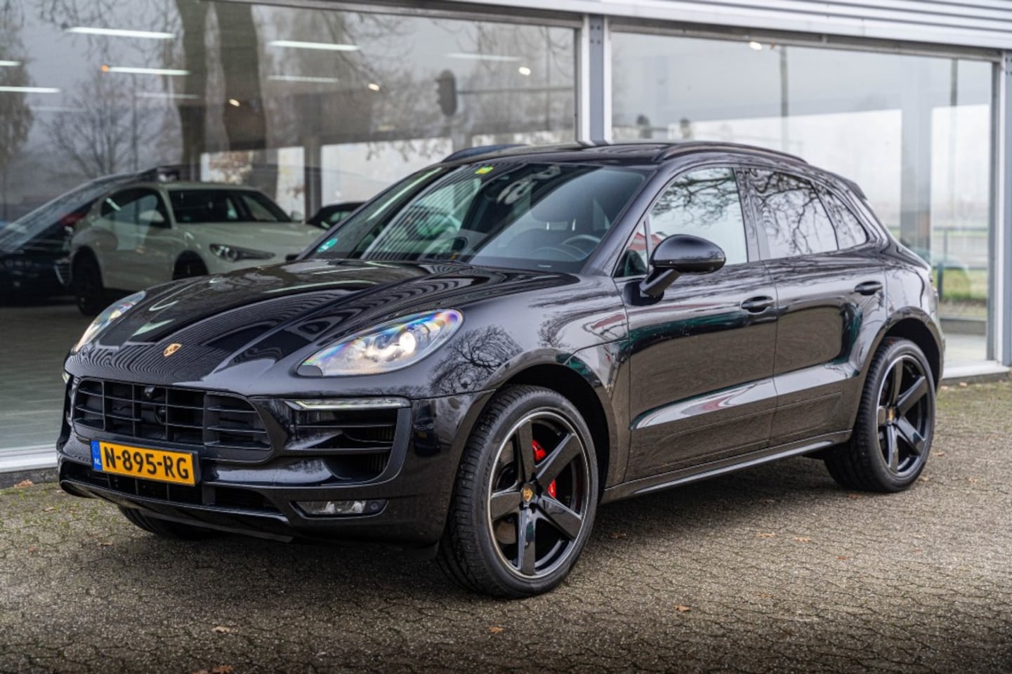 Porsche Macan - 3.6 Turbo 400pk Luchtvering / Burmester / 18-Voudige stoel - AutoWereld.nl