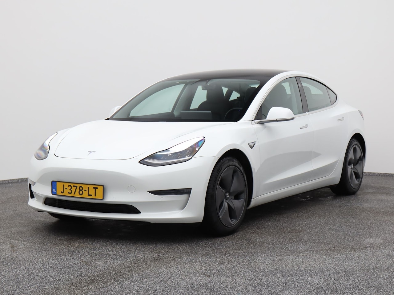 Tesla Model 3 - Long Range RWD Long Range AWD 75 kWh | PANO | AUTOPILOT | KEYLESS | STOELVERWARMING - AutoWereld.nl
