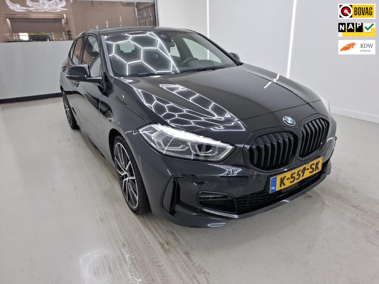 BMW 1-serie - 118i High Executive+M sport+Navigatie+vitrual+Apple-carPlay+19"lmv+Half-Leder+stoel-verw+M - AutoWereld.nl