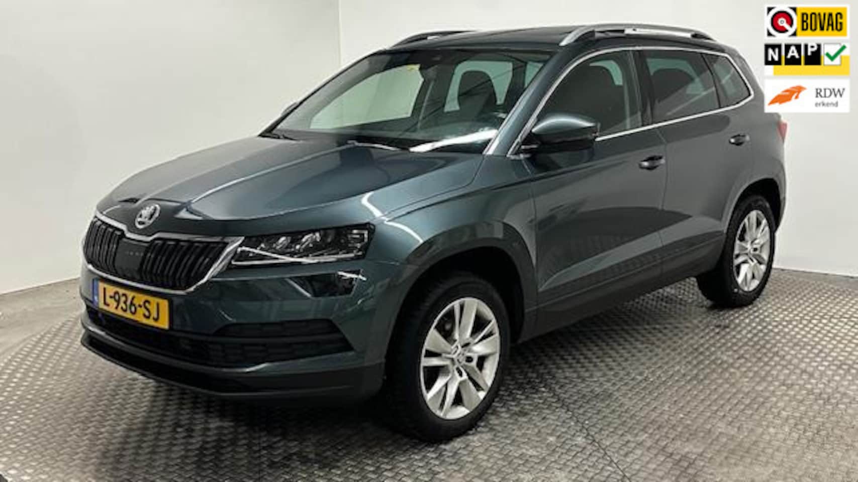 Skoda Karoq - 1.5 TSI ACT Business Edition Plus benzine automaat panoramadak navigatie trekhaak parkeers - AutoWereld.nl