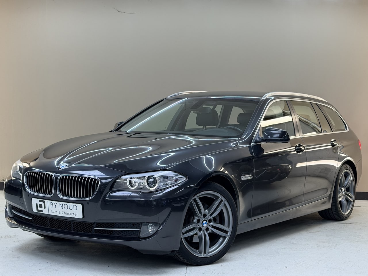 BMW 5-serie Touring - 520i Executive 520i Executive, 184Pk, 2011, Origineel Nederlands, Nieuwe APK + Service, Trekhaak, Stoelve - AutoWereld.nl