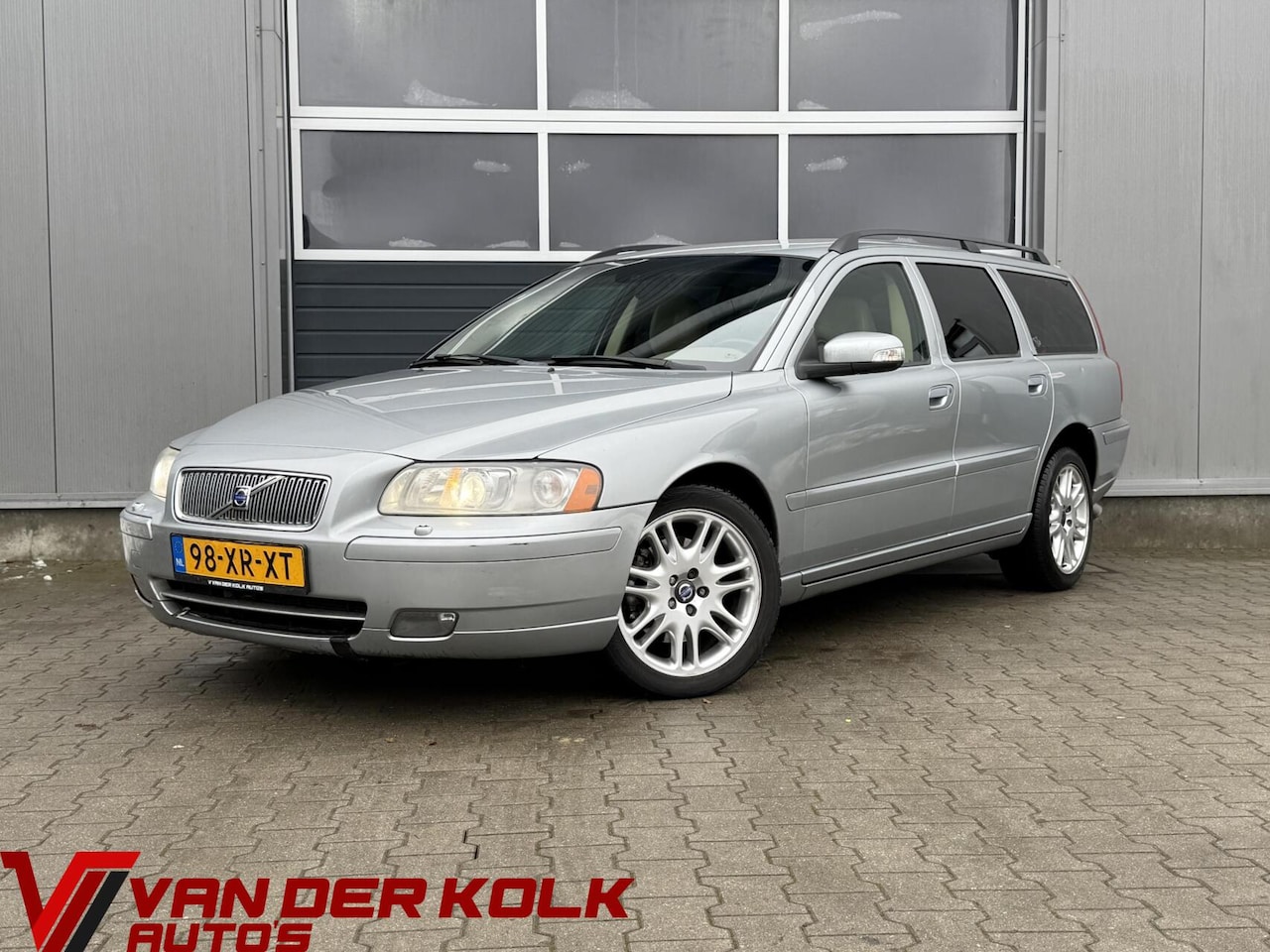Volvo V70 - 2.4 D5 AWD Momentum Automaat | Leder | Xenon | Trekhaak | Climate | Cruise | Navigatie - AutoWereld.nl