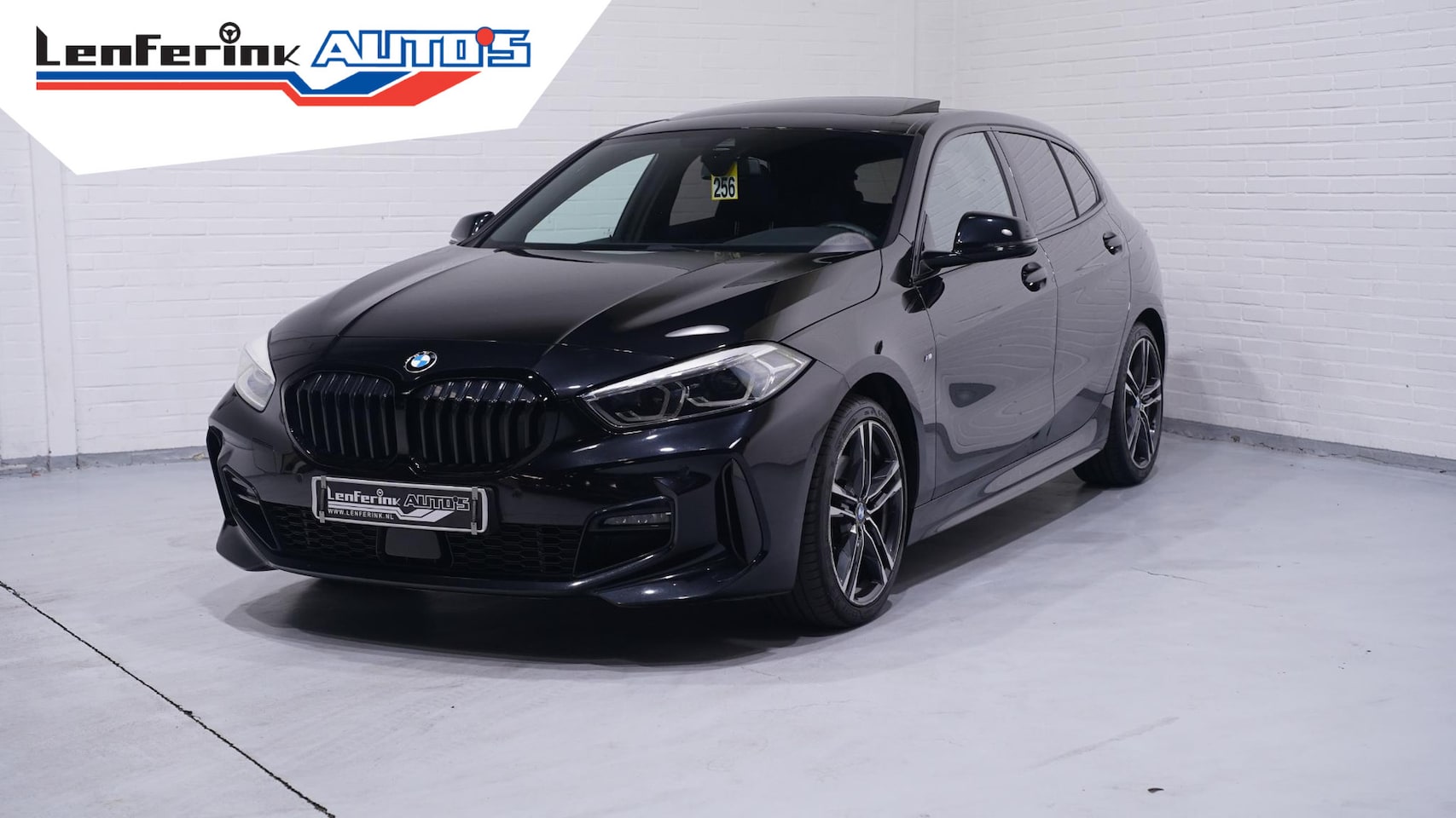 BMW 1-serie - 118i M Sport Panoramadak Apple Carplay Camera PDC v+a Ambienteverlichting Led koplampen - AutoWereld.nl