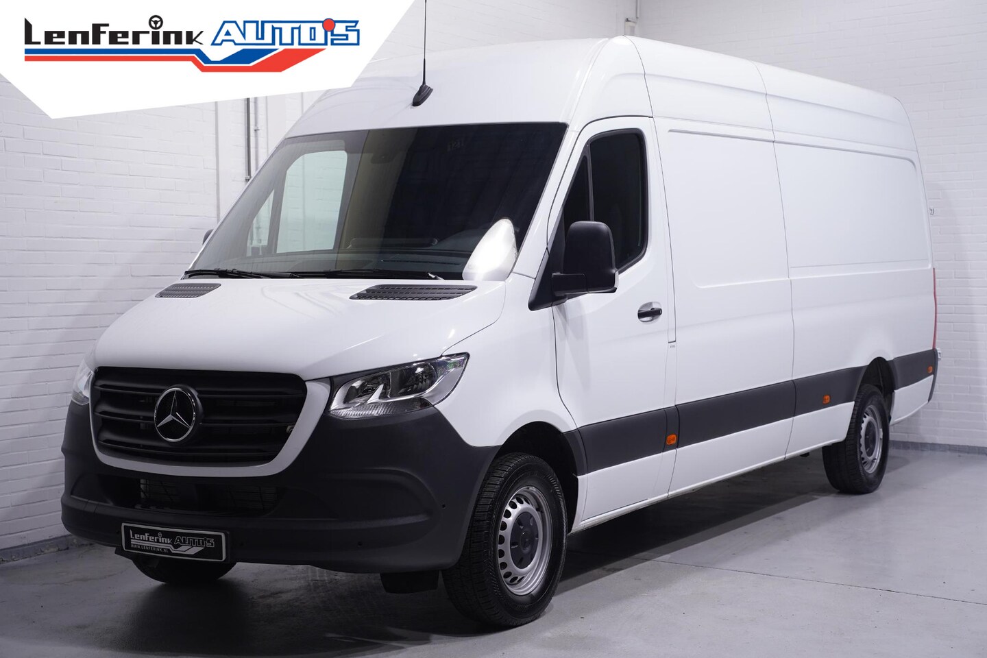 Mercedes-Benz Sprinter - 317 CDI 170 pk L3H2 Airco, Camera MBux Audio Apple Carplay, PDC V+A, Opstap achter, 3-Zits - AutoWereld.nl