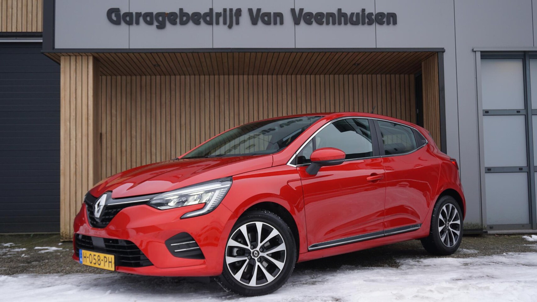 Renault Clio - 1.3 131PK TCe Automaat Intens 5Drs LED Navi Stoelverwarming A-Camera 16inch LM *NL auto* 3 - AutoWereld.nl