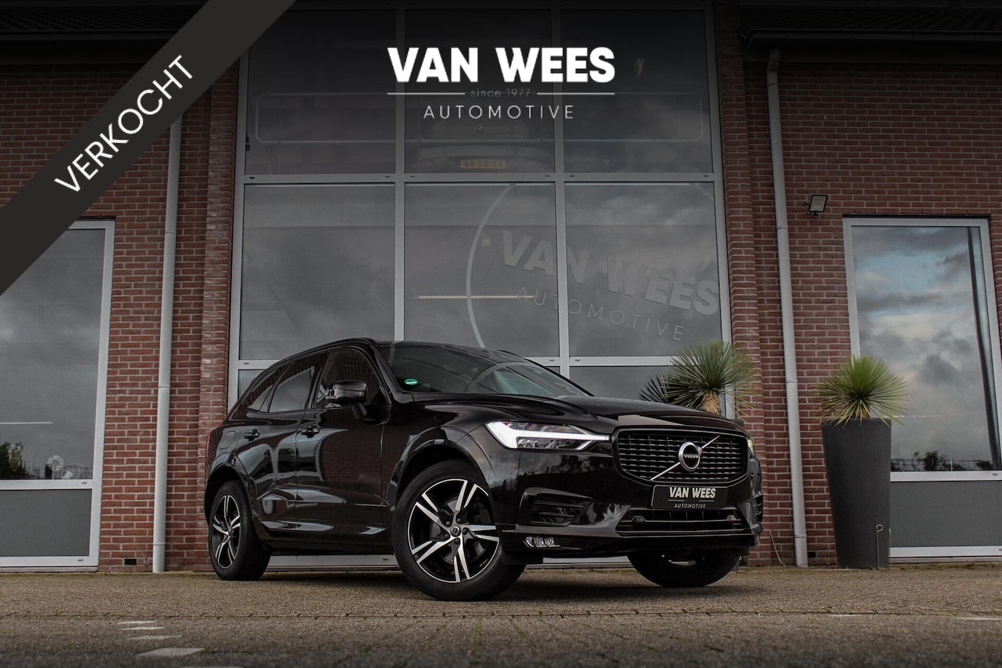 Volvo XC60 - 2.0 B5 R-Design | 2e eigenaar | NL auto | Dakraam | 19 inch | Camera | Head up | Harman-Ka - AutoWereld.nl