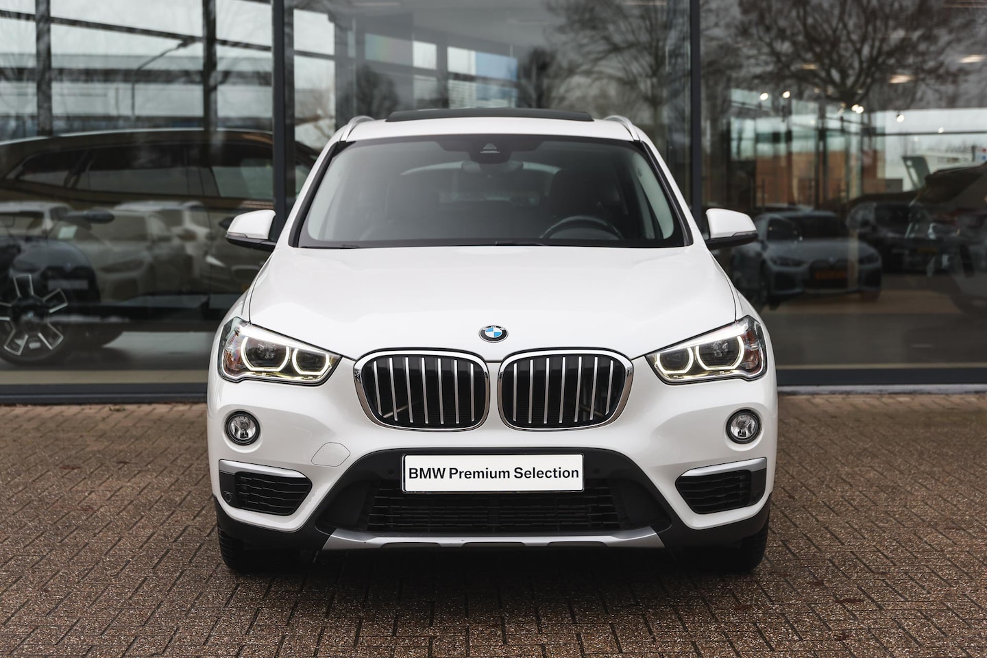BMW X1 - sDrive20i High Executive xLine Automaat / Panoramadak / Sportstoelen / Achteruitrijcamera - AutoWereld.nl