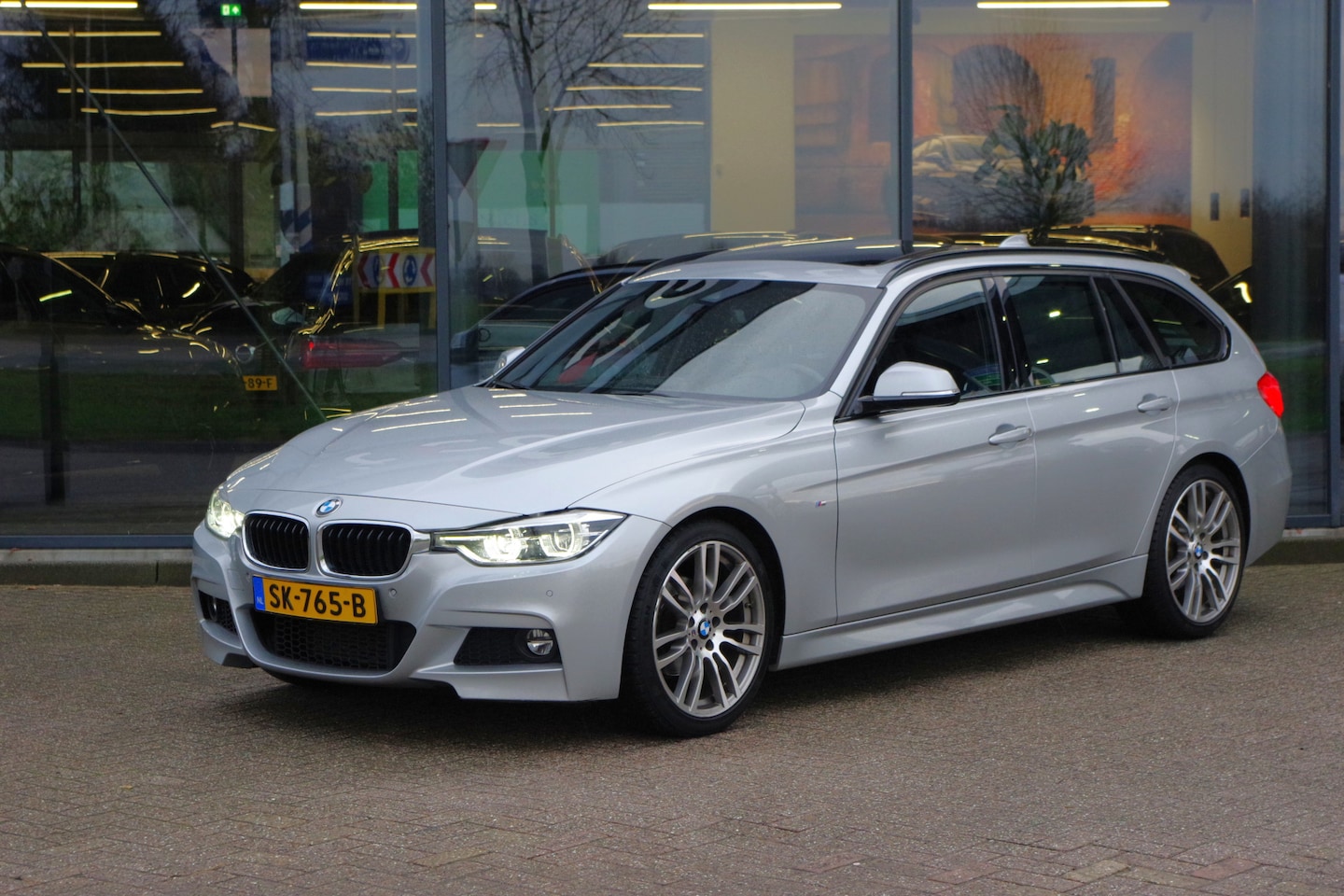 BMW 3-serie Touring - 318i Automaat High Executive M-Sport, Panoramadak, LED, Leder, Keyless - AutoWereld.nl