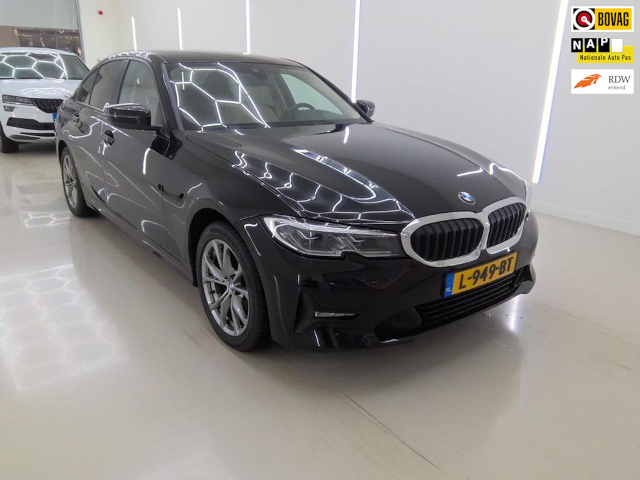 BMW 3-serie - 318i High Executive+Volleder+Stoel-verw+laser-LED+elek-trekhaak+Privacy-Glass= ORIG/NL - AutoWereld.nl